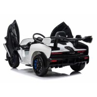 Elektrische Fahrt auf dem Auto McLaren Senna Weiß